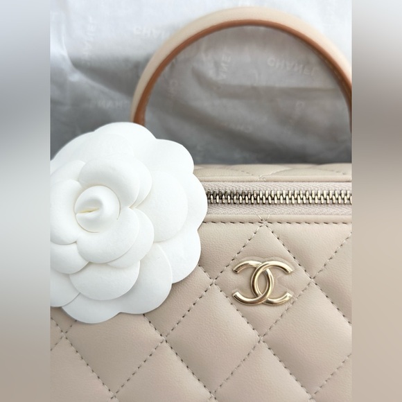 ❌ SOLD ❌ Chanel 23P Two Toned Vanity Top Handle Ecru/Beige Lambskin - Picture 6 of 7